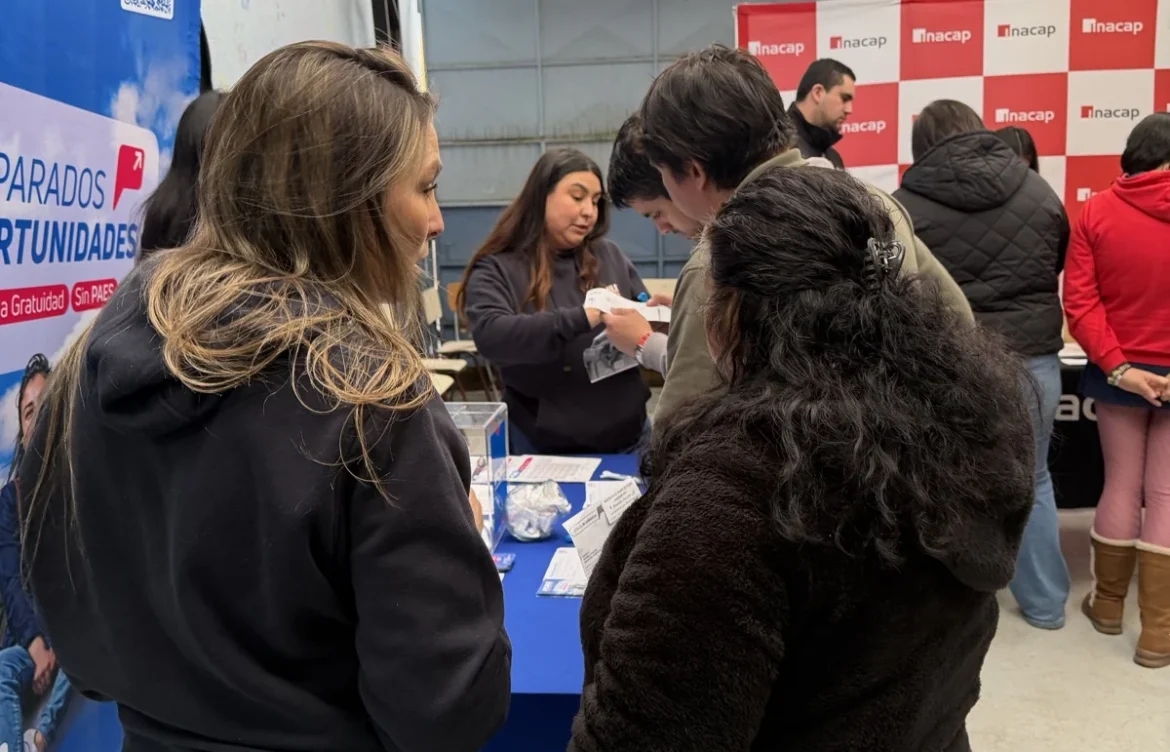 Estudiantes consultan información en un espacio de orientación de INACAP durante la casa abierta.
